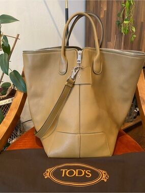 TOD'S Mustard Leather Top-Zip Tote with Detachable Shoulder Strap